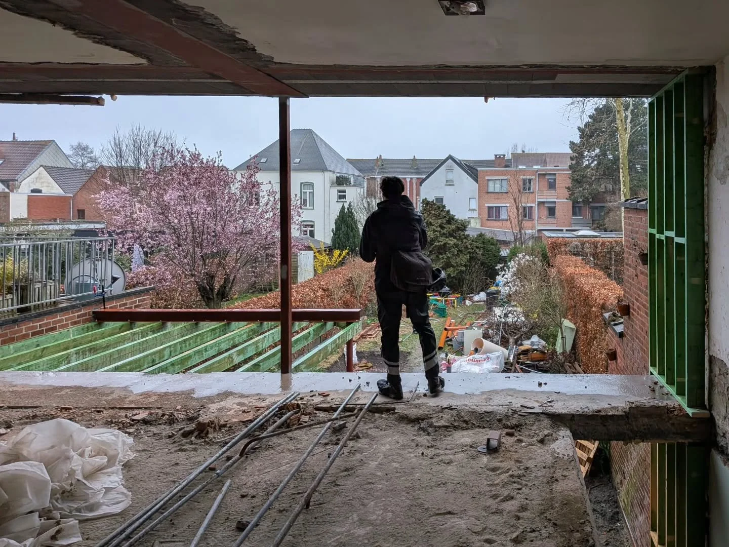 2PK125 - LIMA

bouwheer: 'Graag wat meer connectie met de tuin in onze belle-etage woning?'

wij: 'check!'

#voor (foto 2) #na (foto 1)