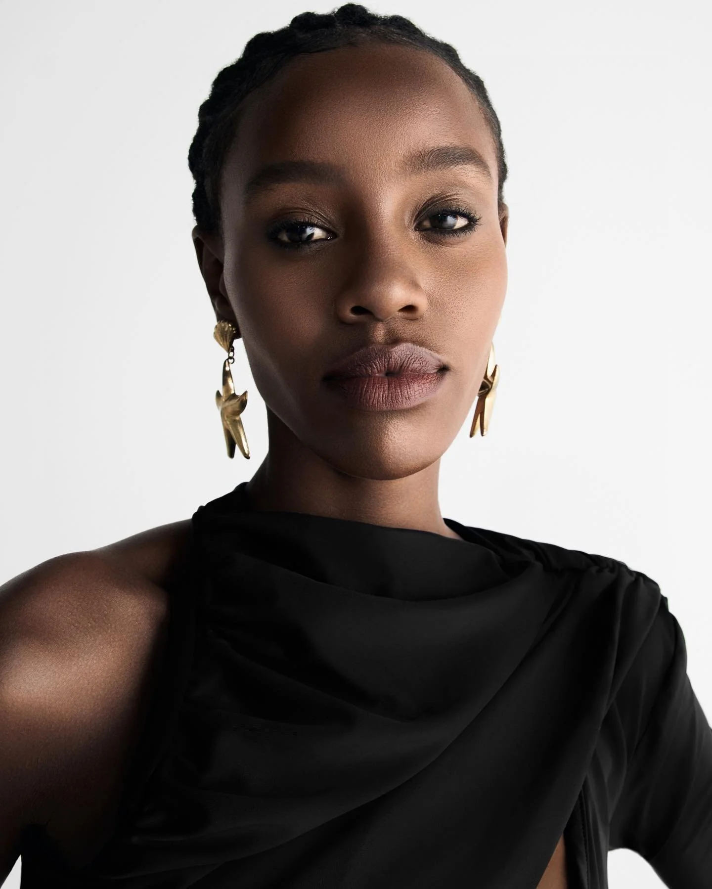 @stella_esho for @mra.models.agency 
styling: @flaviana_is 
make-up: @ioana.rmn