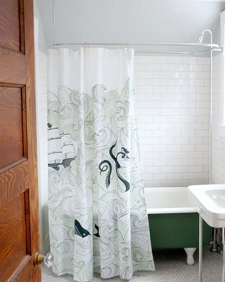 A clawfoot dream in green 💚, anchored by nautical vibes 🌊
Do you know I used to flip houses?  This was one of my all time favorites.  Would you believe I found this tub on craigslist for $20 and spray painted the green? The inside was in immaculate