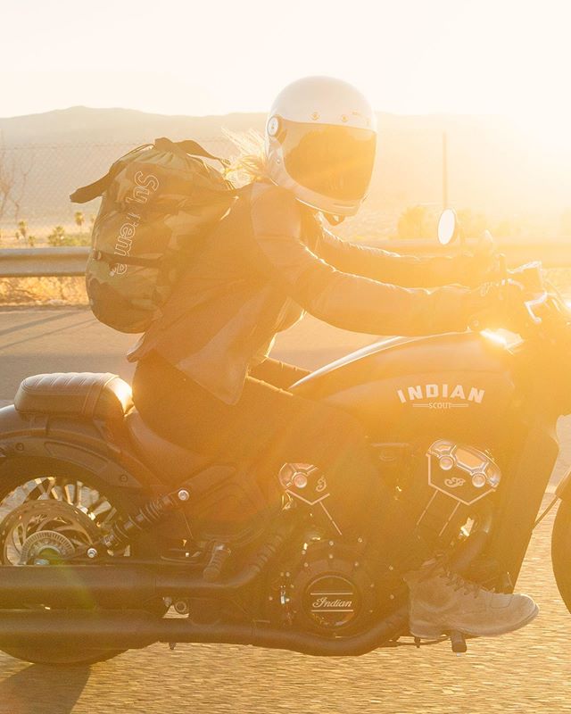 Forever chasing the sunset out here in California 💘🌴 Currently road trippin’ through Joshua Tree and then onto some crazy desert weirdness 📸 @tombingphoto 
#travelswithtokelove #indianmotorcycle #alpinestars #alpinestarsprotects #bellpowersp