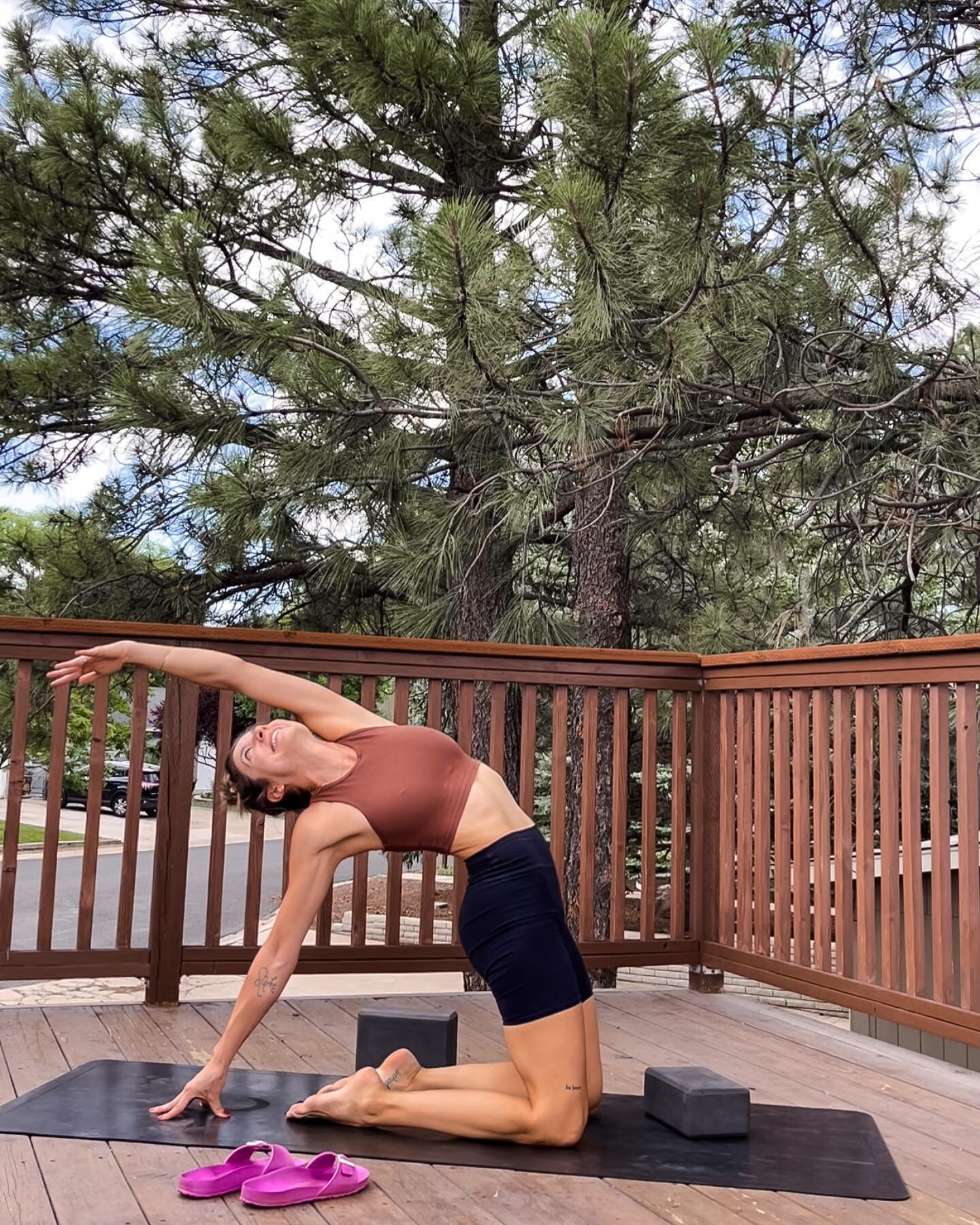 It&rsquo;s feels good to share my movement again,
It feels good to explore shapes in my body again,
And it feels really, really good to just feel good again 🤎

#movetofeelgood #yogamovement #getupsidedown #pinchamayurasana