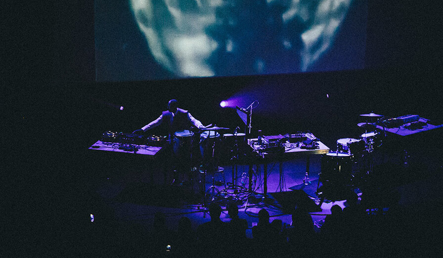 Paris s’éveille : la communauté techno au soutien des exilés