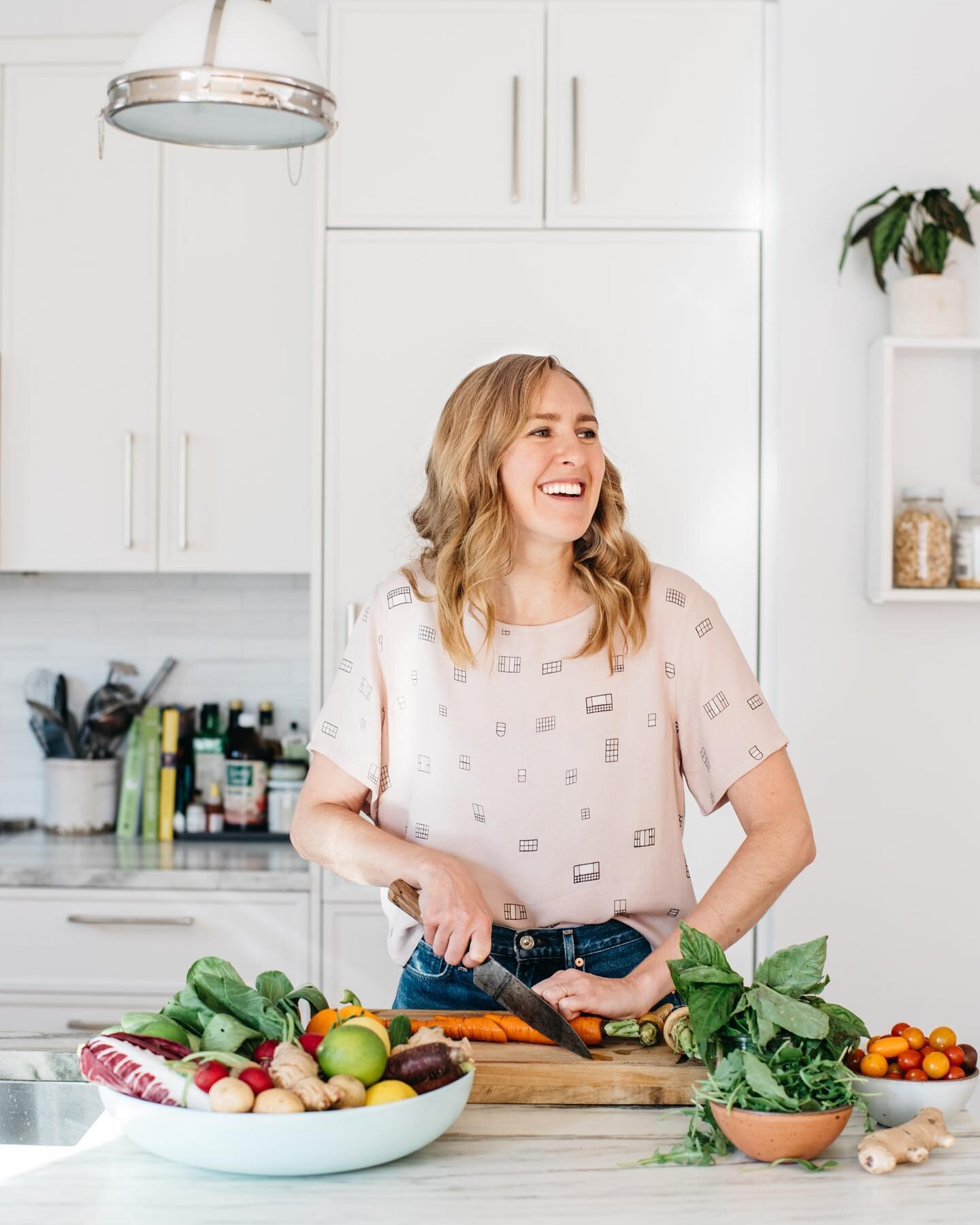Y&rsquo;ALL. We hope you&rsquo;ve got your learning caps on, because in today&rsquo;s episode we are learning about all things gut health with the help of @phoebelapine, aka Sara&rsquo;s &ldquo;Wellness Fairy Godmother.&rdquo; ✨ We chat with Phoebe a