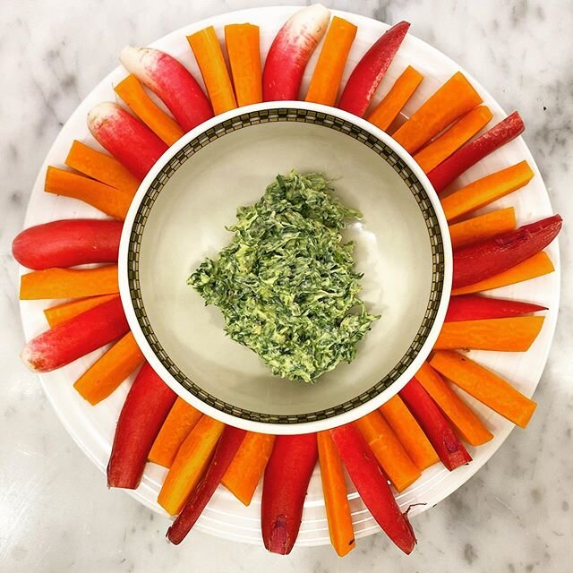 Picked some radishes from the garden and used the radish greens to make radish butter and it was yummm! Goes equally well with carrots 🥕