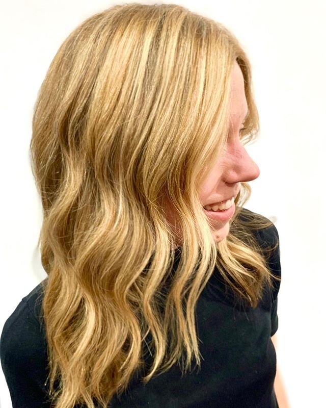 Stylist: @laurenpalatinihair 
#blondehair #highlights #waves #newburghrestoration #balayage #newburghsalon #newnewburgh #andbeauty #teamsalon