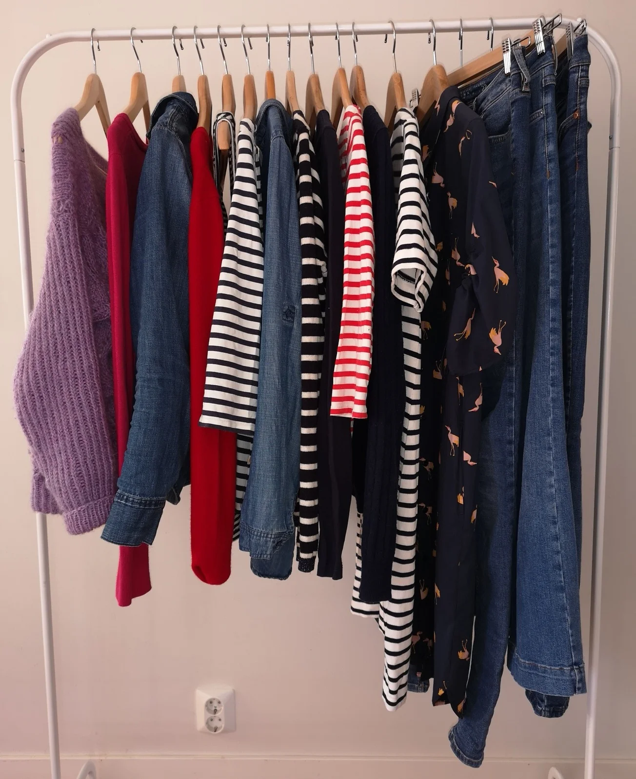 Hverdagsklærne i min minimalistiske garderobe, 16 plagg i alt.