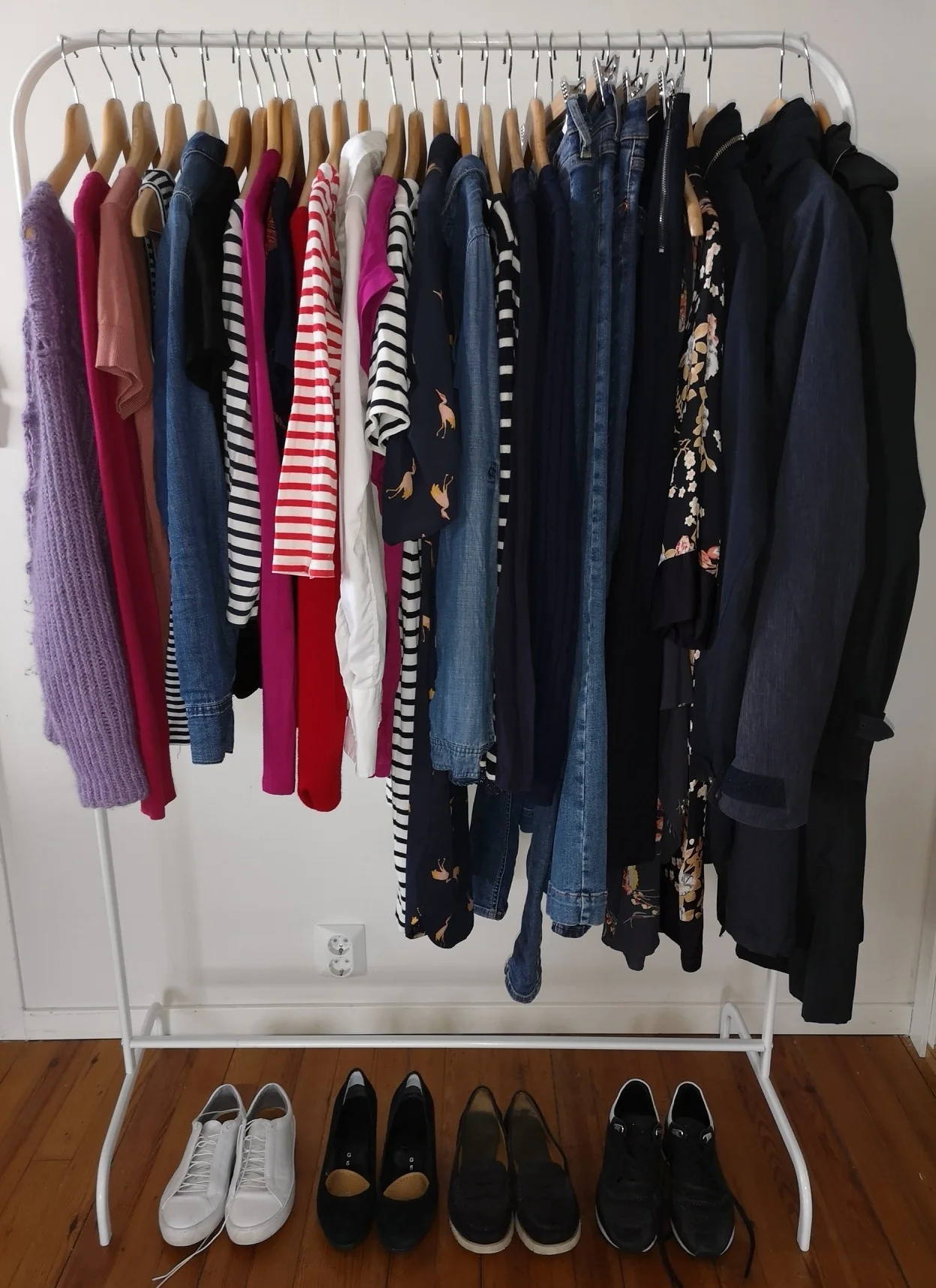 Min minimalistiske garderobe: tre ytterplagg, fire par sko og 25 klesplagg, 32 i alt. Det dekker behovet for den kommende sesongen.
