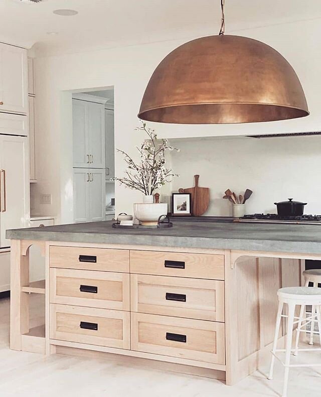 INSPIRATION | Holy moly. This kitchen just has me swooning! What a peaceful place to create foodie chaos 😍😍
▫️▫️▫️▫️
@workyourcloset 👏👏👏 nailed it!