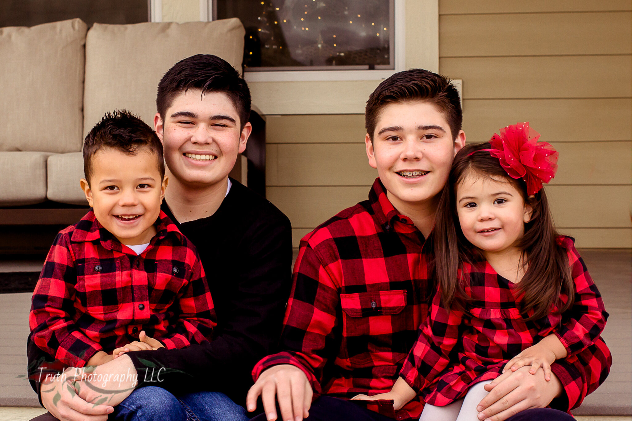 Truth-Photography-Thornton-Christmas-family-portrait.jpg