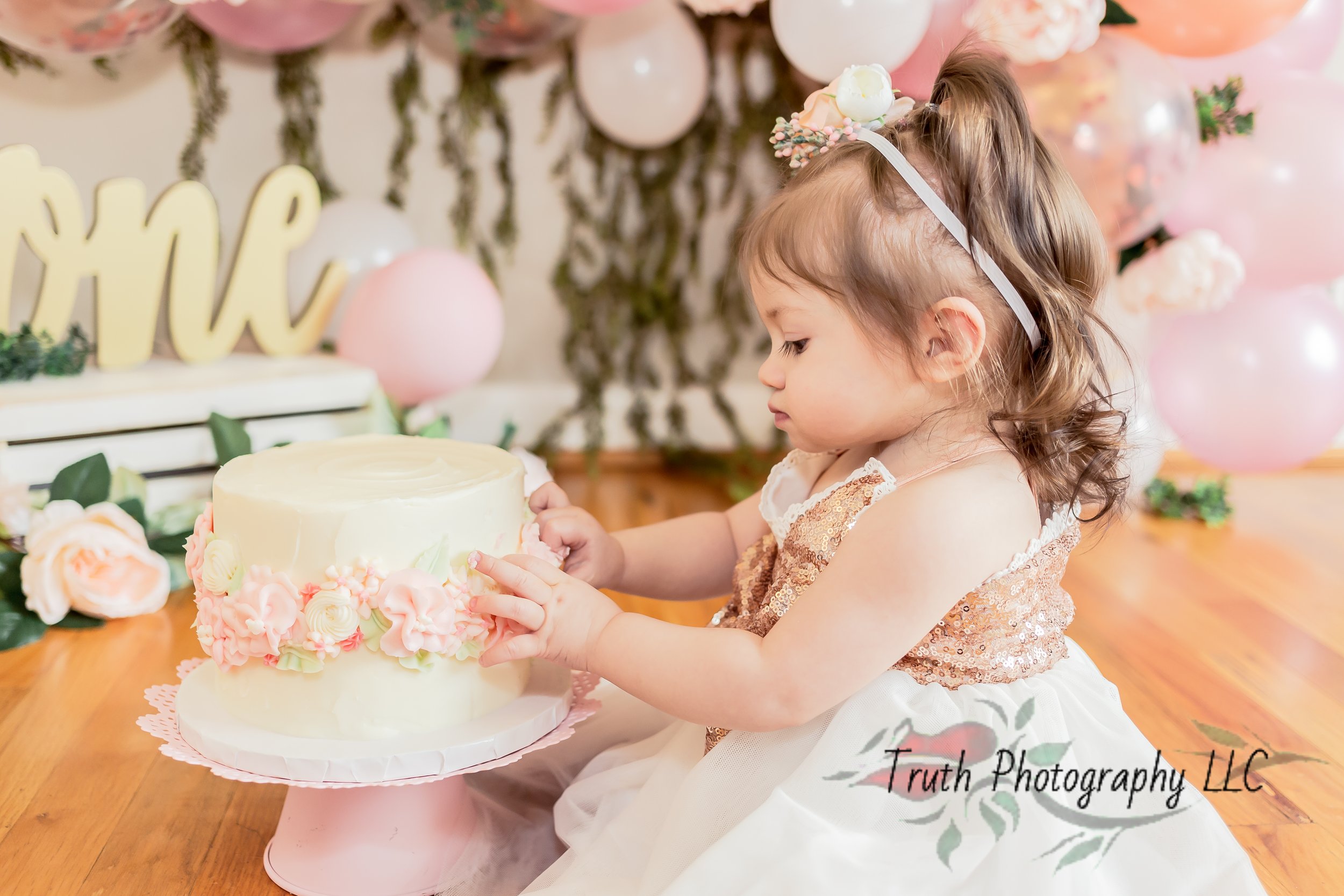 Truth-photography-cake-smash-balloon-arch-1004.jpg