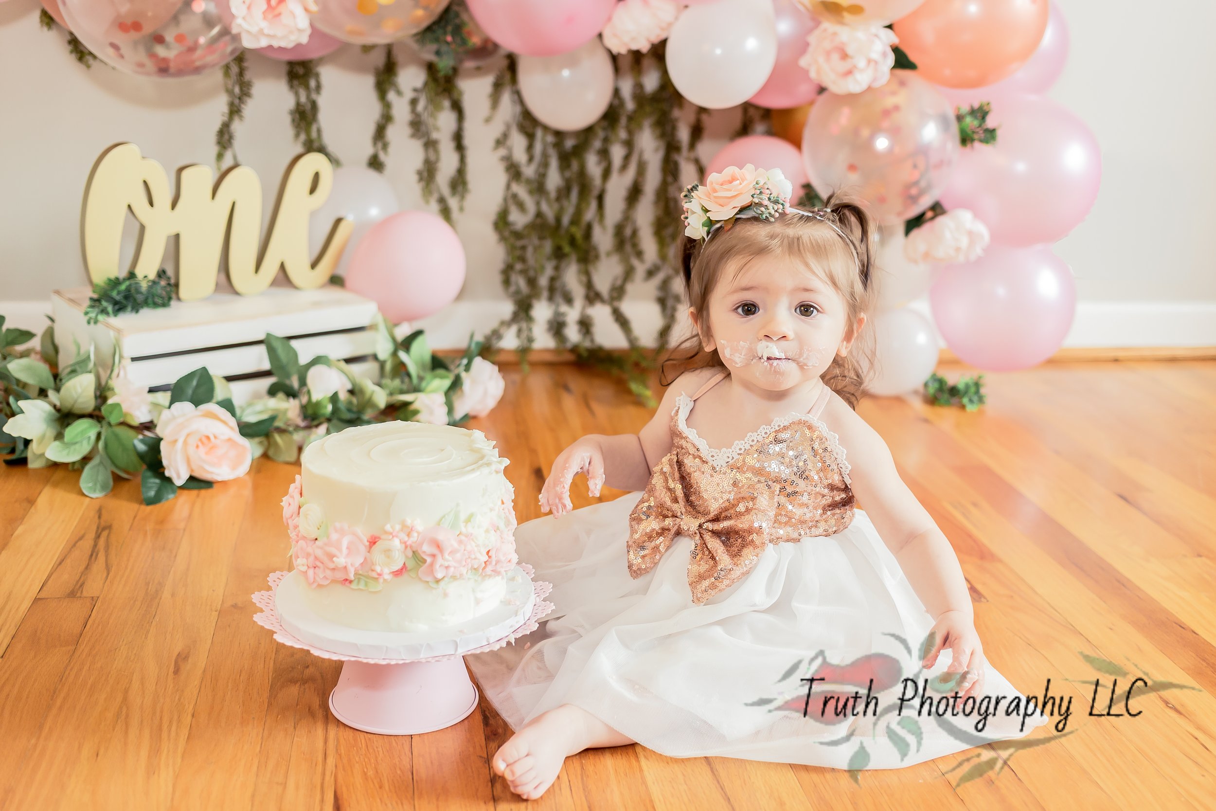 Truth-photography-cake-smash-balloon-arch-1009.jpg