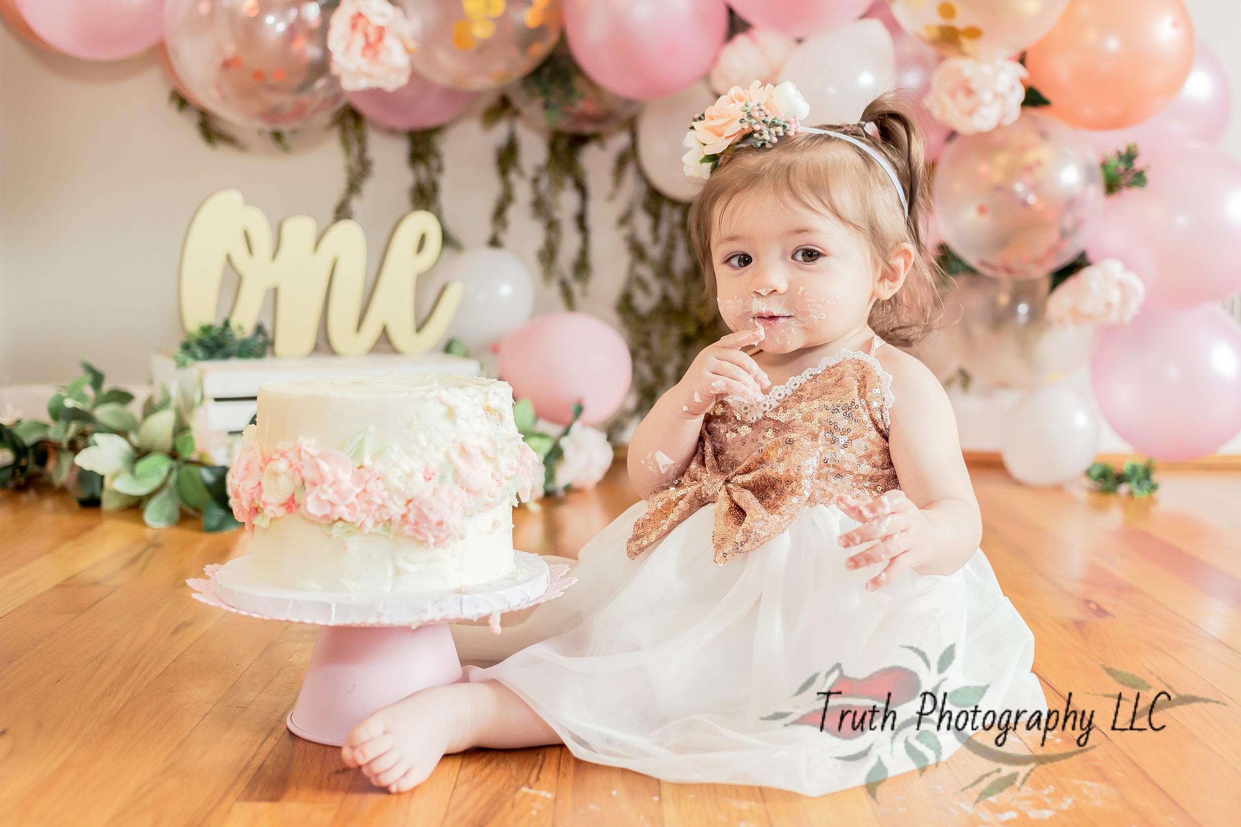 Truth-photography-cake-smash-balloon-arch-1011.jpg