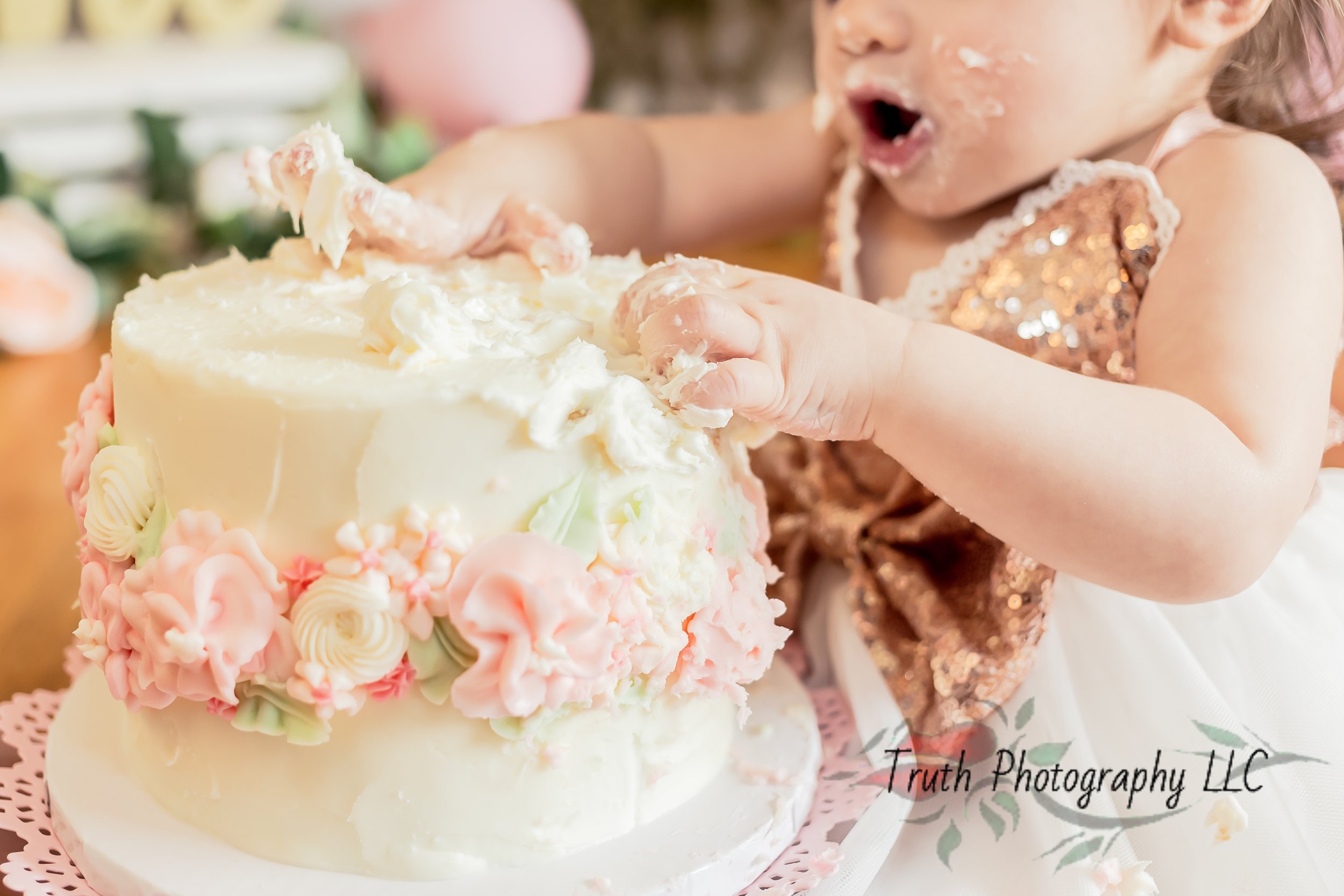 Truth-photography-cake-smash-balloon-arch-1013.jpg