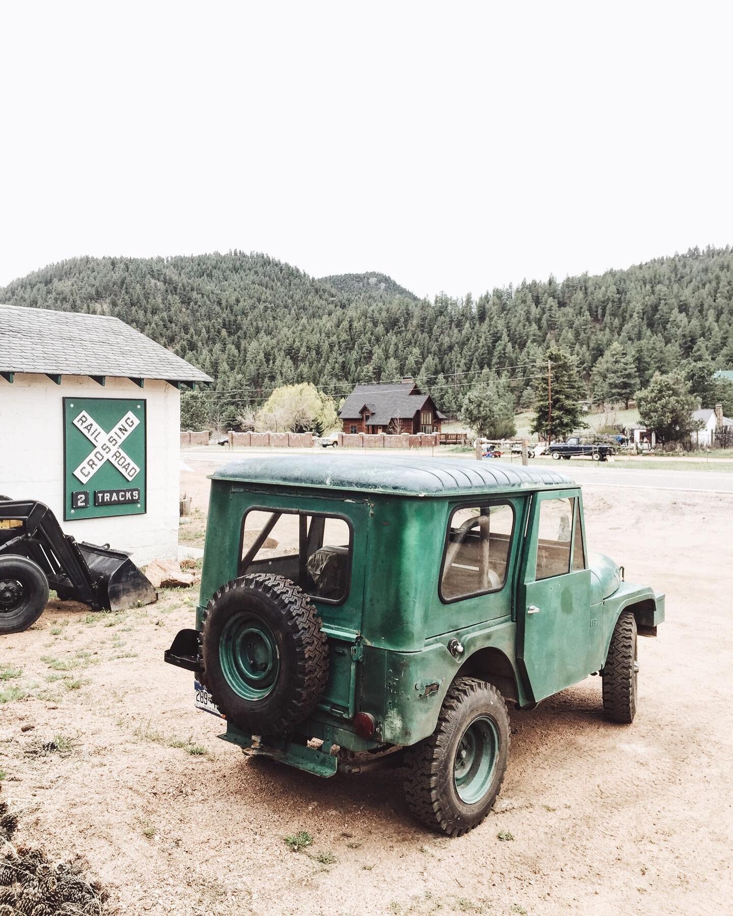 Hard to tell exact year of this beast but I&rsquo;m thinking early 60s, manufactured at some point beyond the flat fender #Jeep days. Heavy mods, mostly DIY, but very cool. 🤙

Pine, Colorado. Jefferson County.