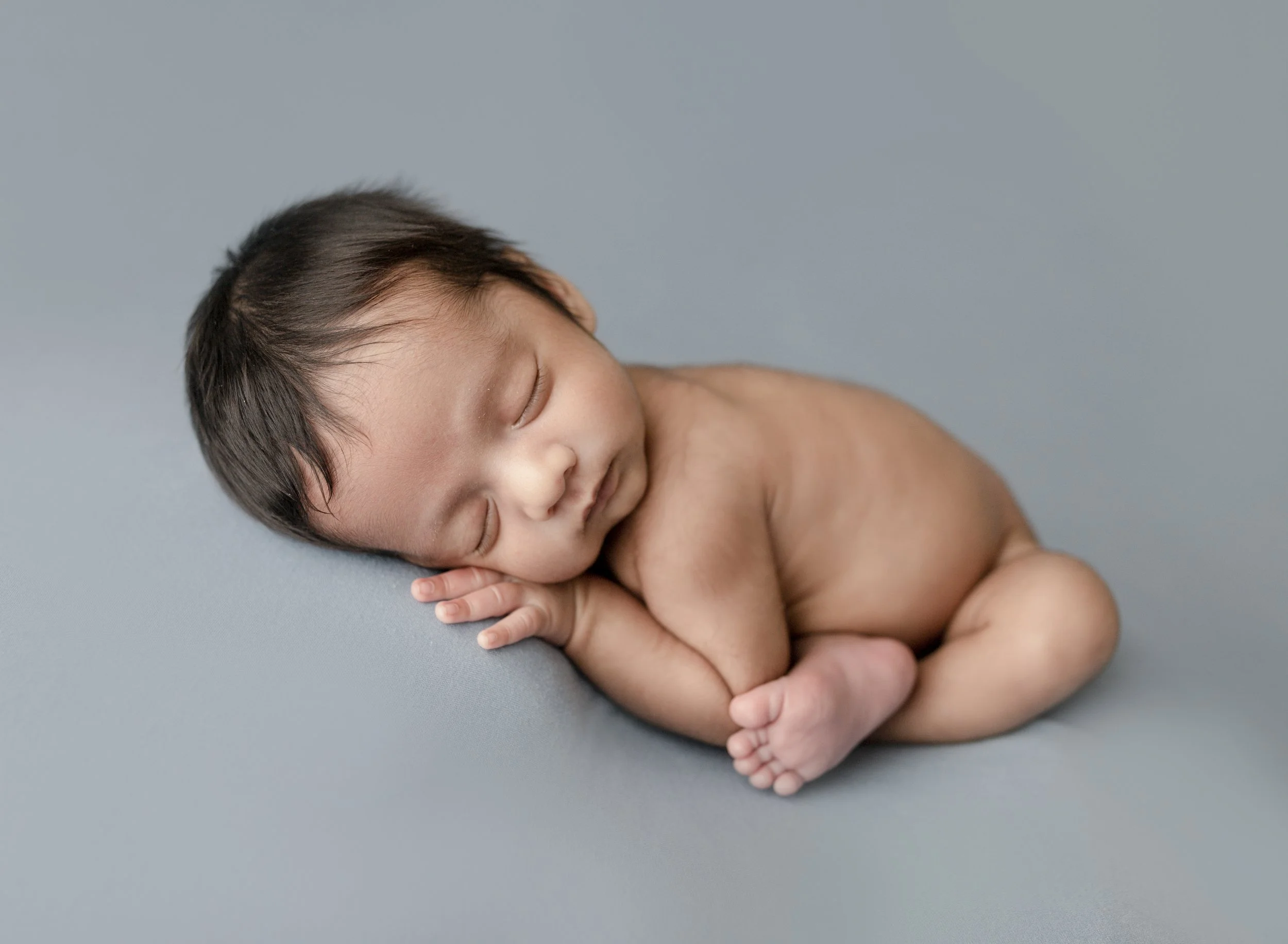 posed-newborn-with-tiny-fingers.jpg