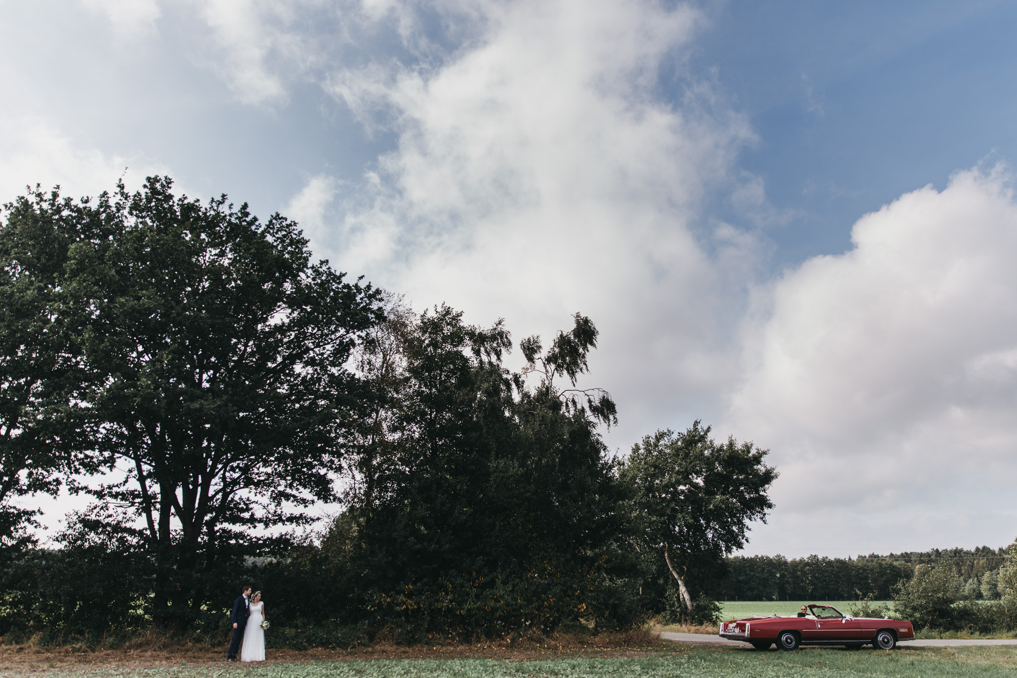 hochzeit-haus-schnede-lueneburger-heide-hamburg-red-cadillac-karol-and-jens_134.jpg