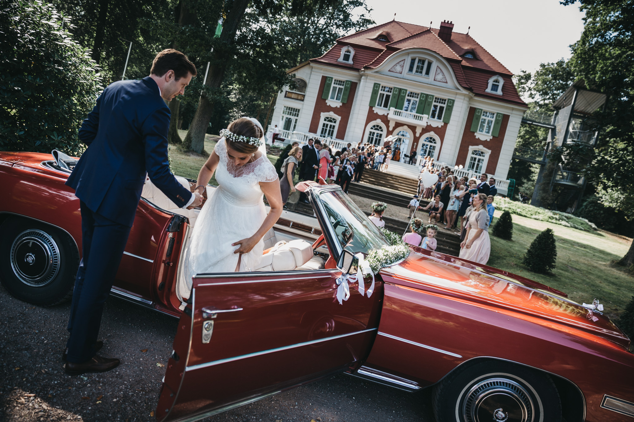 hochzeit-haus-schnede-lueneburger-heide-hamburg-red-cadillac-karol-and-jens_139.jpg