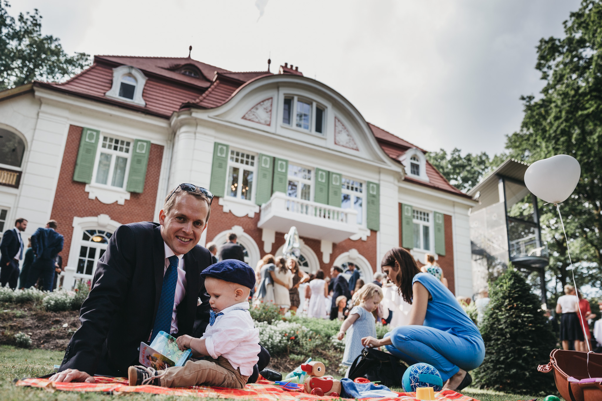 hochzeit-haus-schnede-lueneburger-heide-hamburg-red-cadillac-karol-and-jens_161.jpg