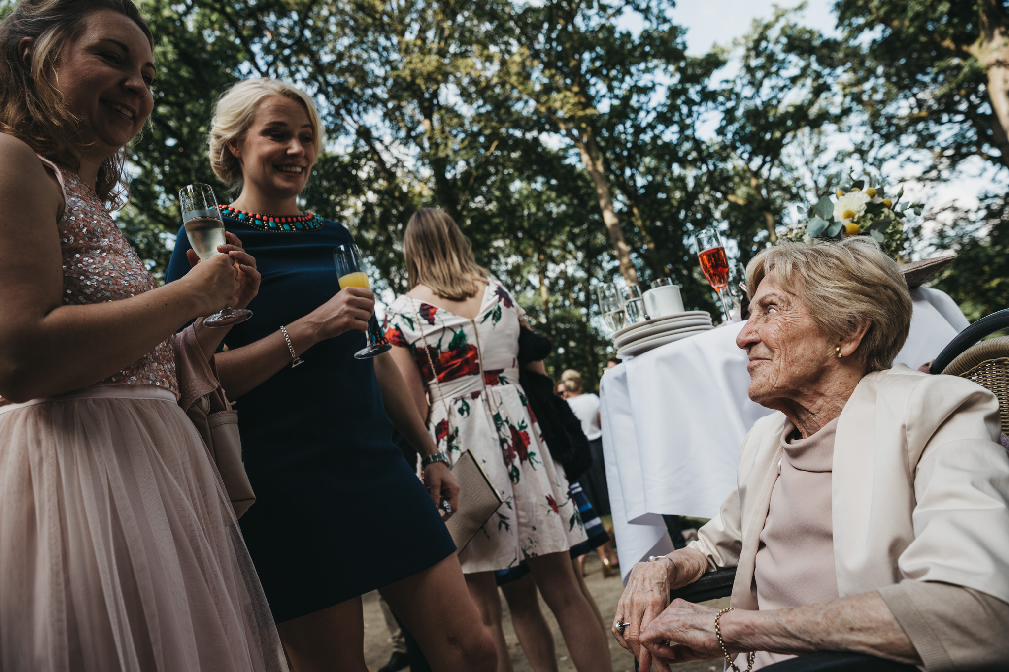 hochzeit-haus-schnede-lueneburger-heide-hamburg-red-cadillac-karol-and-jens_166.jpg