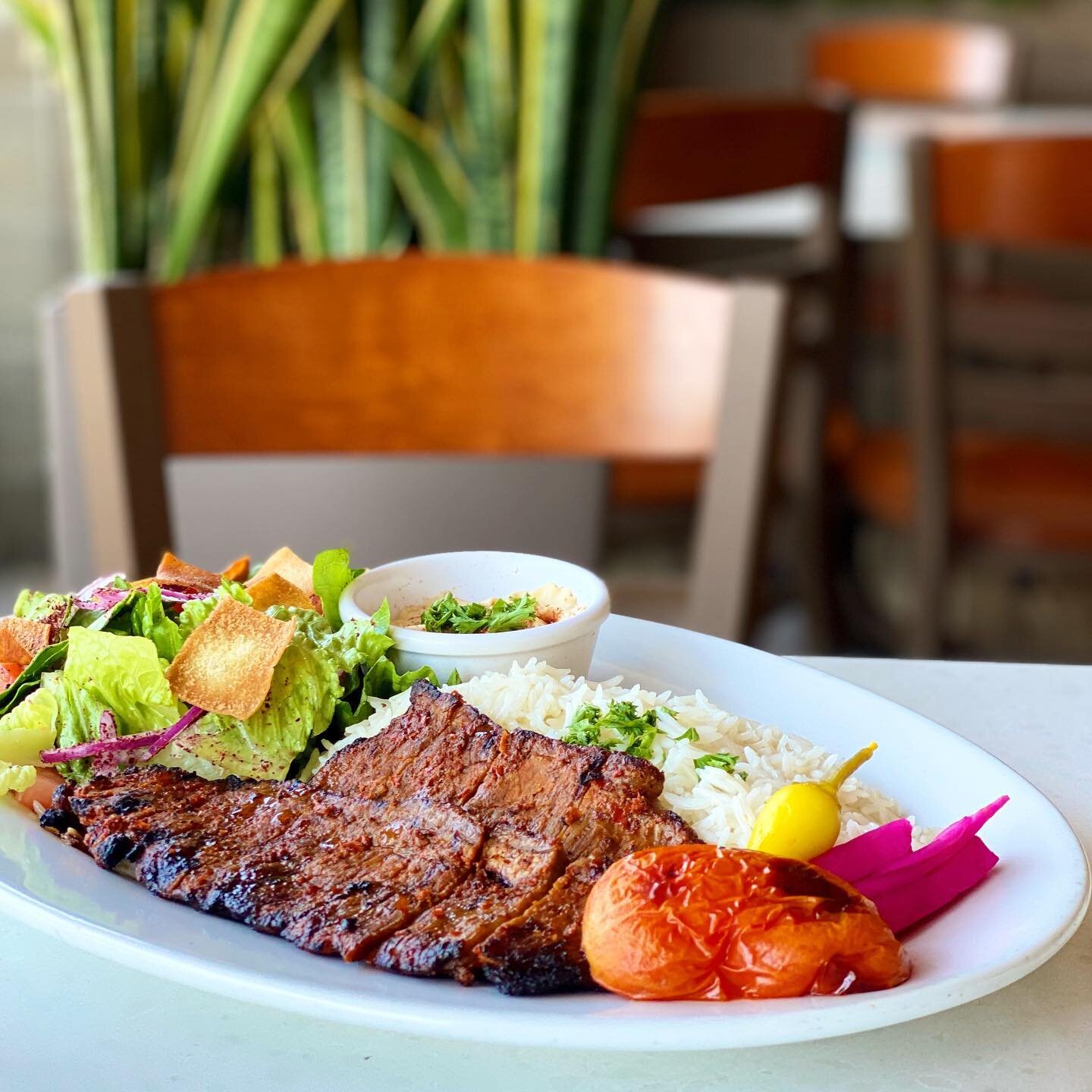 That new new Angus Filet Plate 😛 Served with rice, hummus, fatoush salad, grilled tomato, pickles, hot pepper and pita bread. Check link in bio for full update on our new delicious menu items 💛