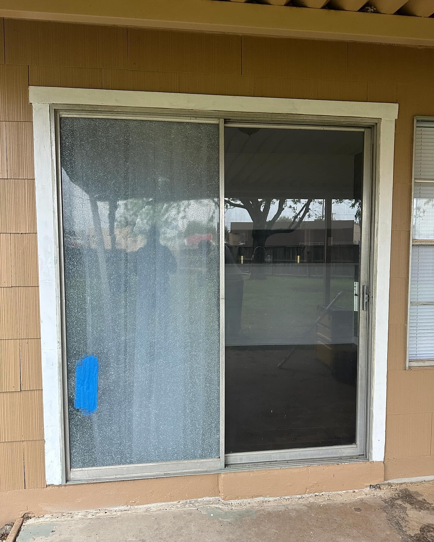 Throwback to a sliding door update and fence repair by @erick.araya.186, the handyman!