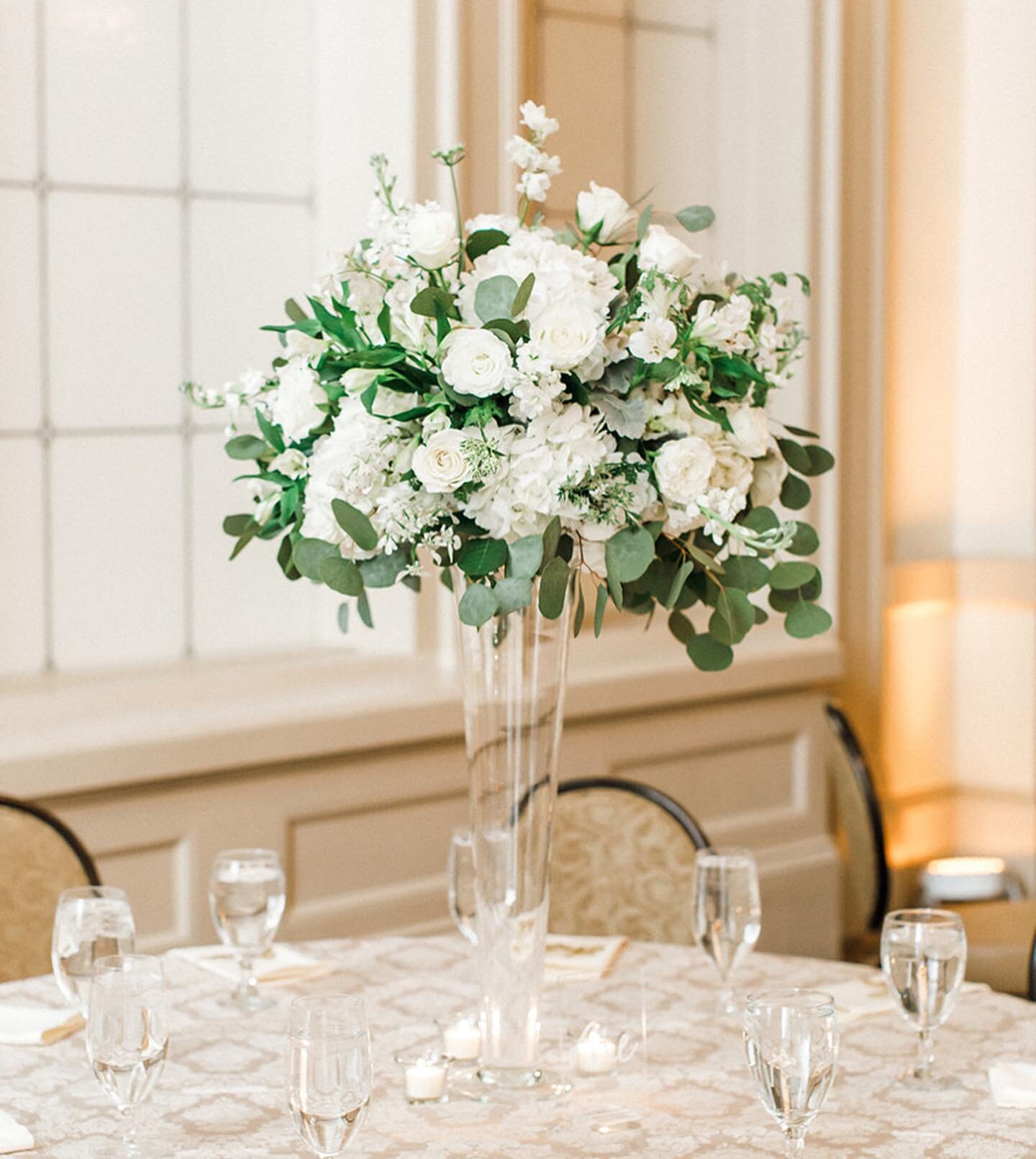 The current debate in the office: tall glass flute OR tall gold stand? Help us decide by commenting your vote below! 
.
.⁠
.⁠⠀⁠⠀
🌸: @weddingsbyvogue 
.⁠⠀⁠⠀⁠⠀
.⁠⠀⁠⠀⁠⠀
#weddingsbyvogue #vogueflowers #richmondweddings #richmondwedding #rvaweddings #cha