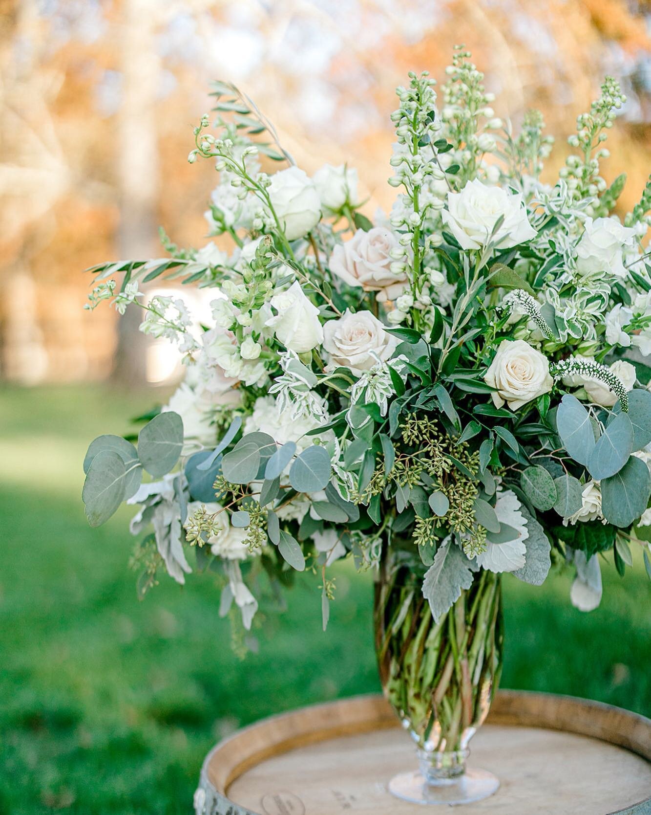 Wine barrel arrangements don&rsquo;t have to be rustic. We styled these florals in a footed glass vase for Julia and Tyler&rsquo;s wedding at Mount Ida for an added touch of elegance ✨
.
.⁠
.⁠⠀⁠⠀
🌸: @weddingsbyvogue 
📸: @kimjohnsonphoto 
📍: @mount