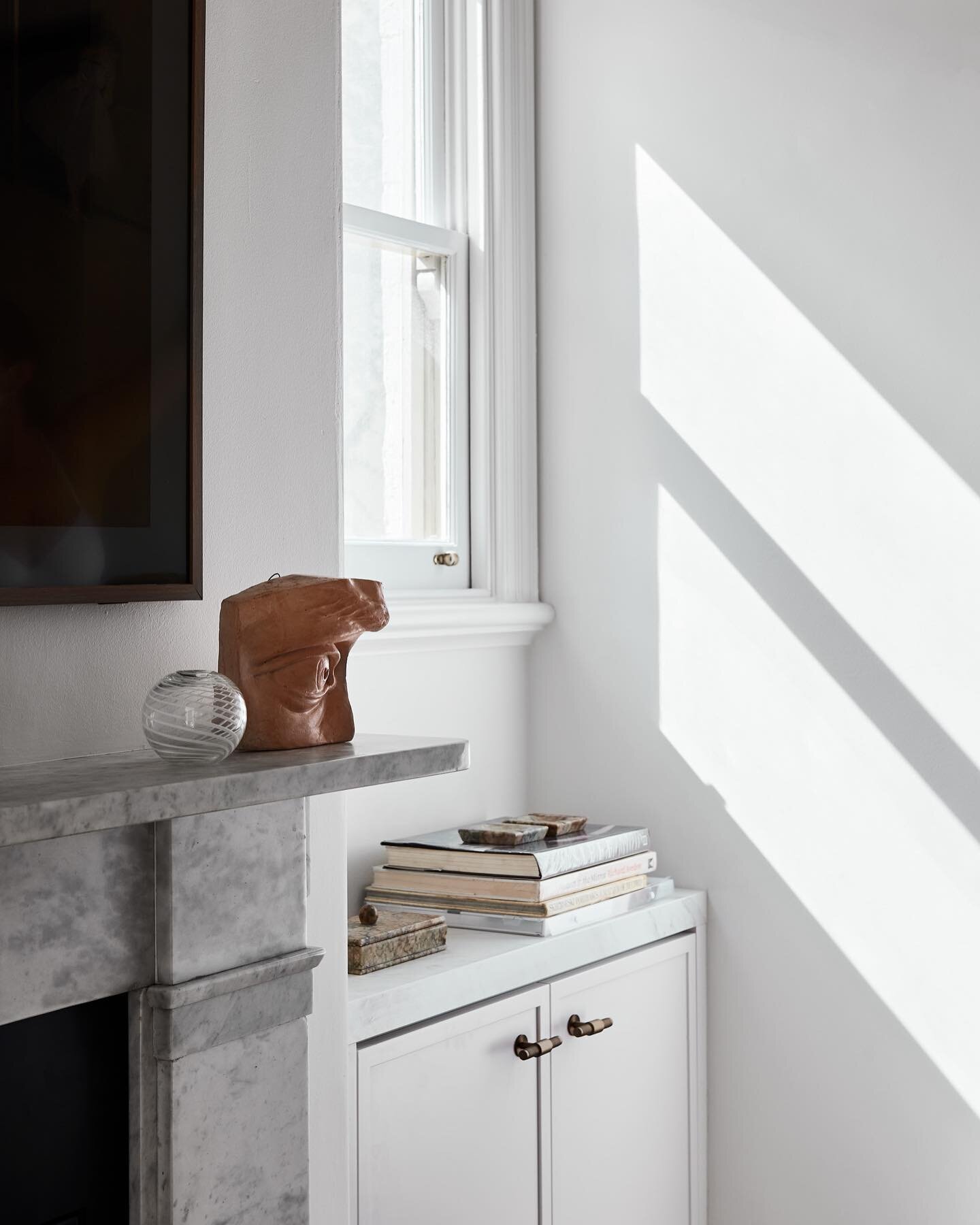 A sun soaked corner of our #BremenCottage living room. ☀️
 
#onewolfdesign #interiors #interiorarchitect #architect #interiordesigner #melbournedesigner #melbourneinteriors #melbourneinteriordesigner #melbournearchitect #livingroom #carrara #marble #