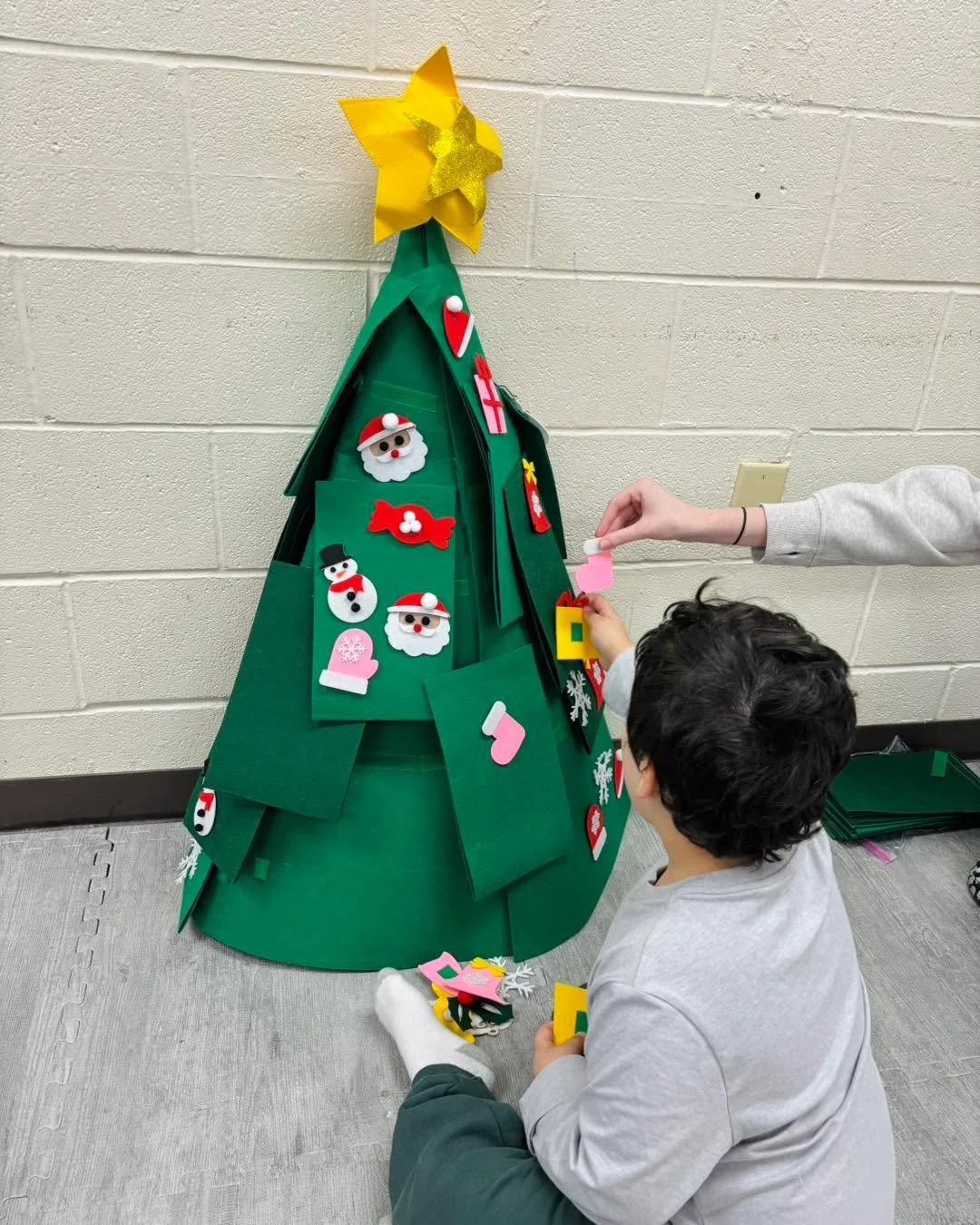 Building fine motor skills and holiday memories one ornament at a time! 🎄🌟 #AutismFromTheStart #ABATherapy #CompassionateABA #LearningThroughPlay #Earlyintervention #WinterFun
