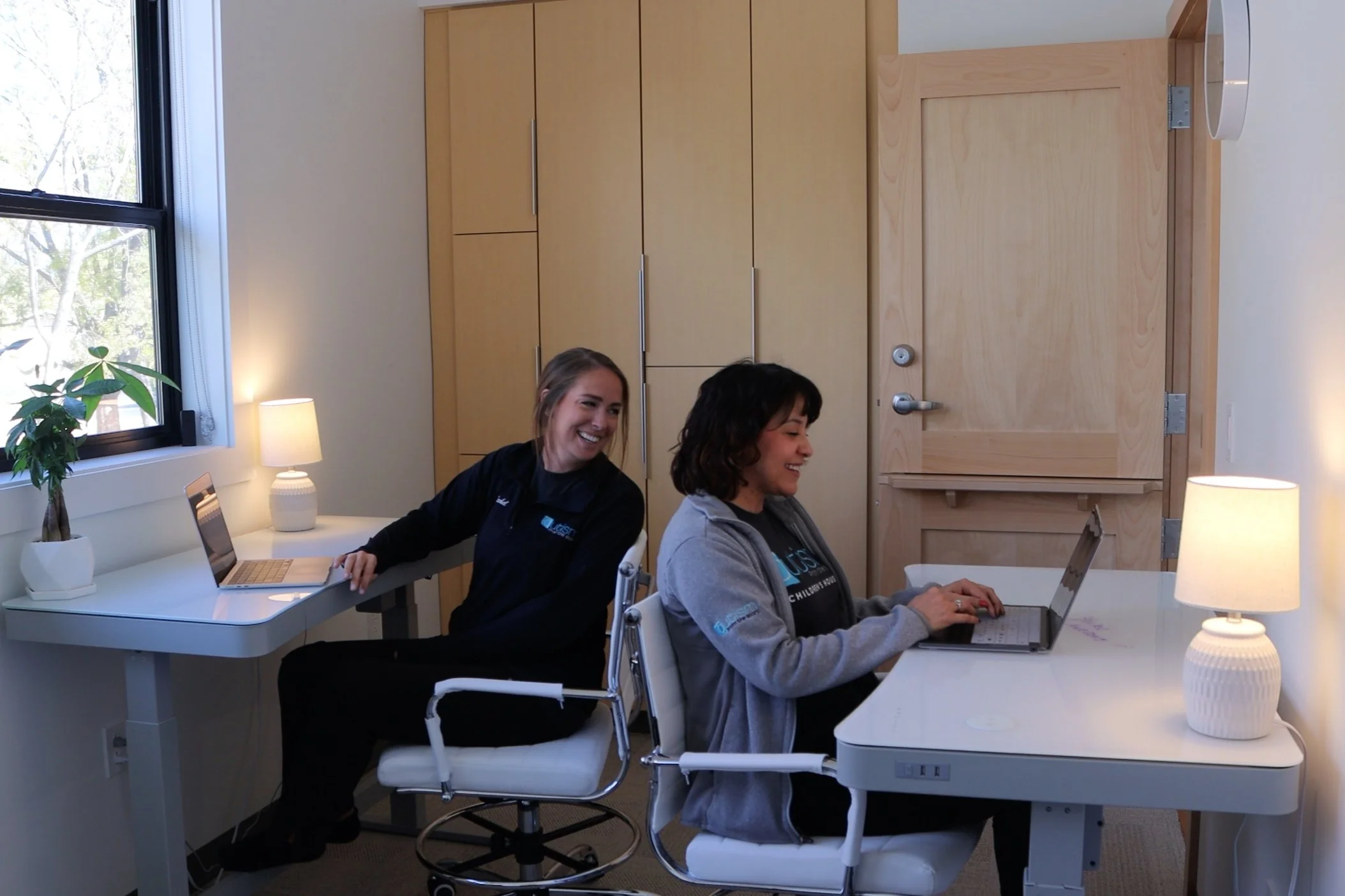 Co-workers collaboratiing