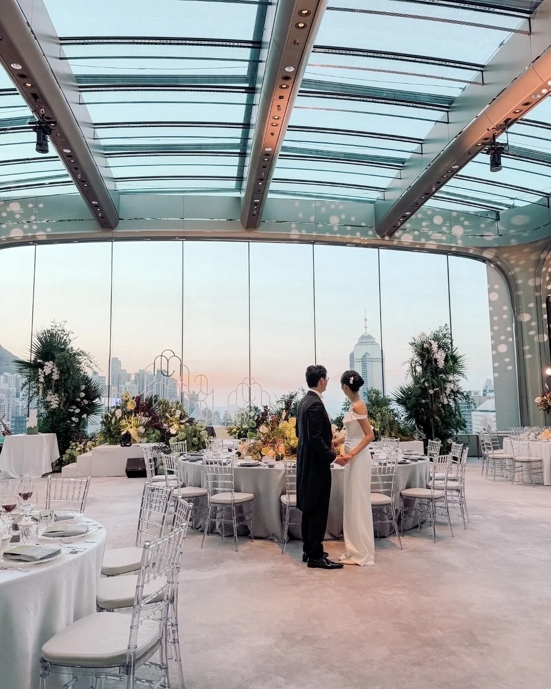 A celebration shaped by balance — modernity meeting meaning.
⠀⠀⠀⠀⠀⠀⠀⠀⠀
For C & M, design began with their names: two Chinese characters forming mountain and water. From that story, we created a monogram and pattern — minimalistic yet