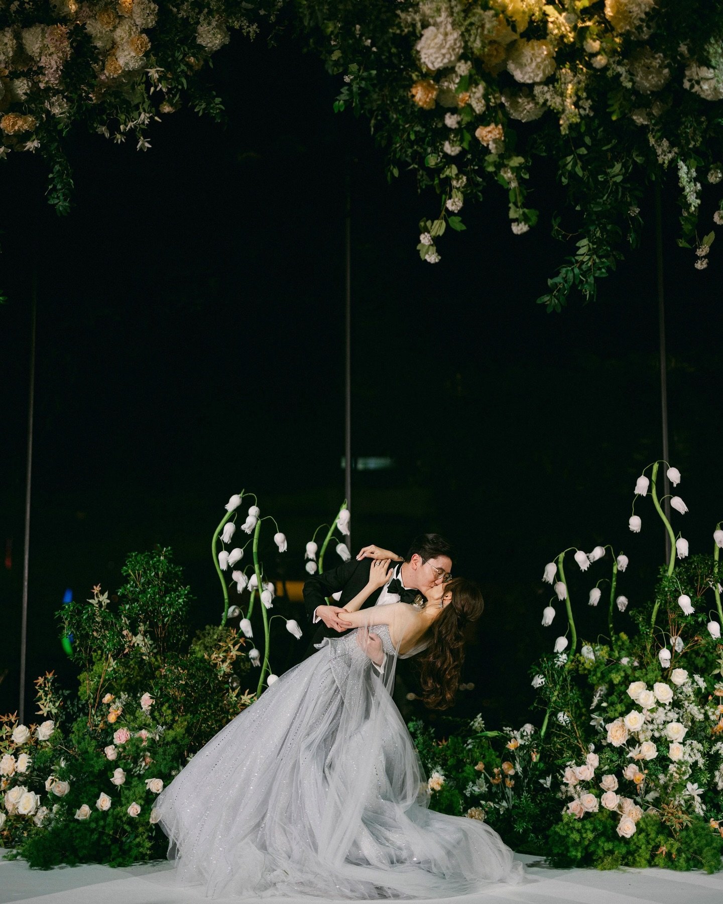 Design is not one element.
⠀⠀⠀⠀⠀⠀⠀⠀⠀
It&rsquo;s how every element speaks to each other. 🌟
⠀⠀⠀⠀⠀⠀⠀⠀⠀
For this celebration at The Henderson, the design was guided by a quiet, nature-led theme - a modern interpretation of a garden within an architectur