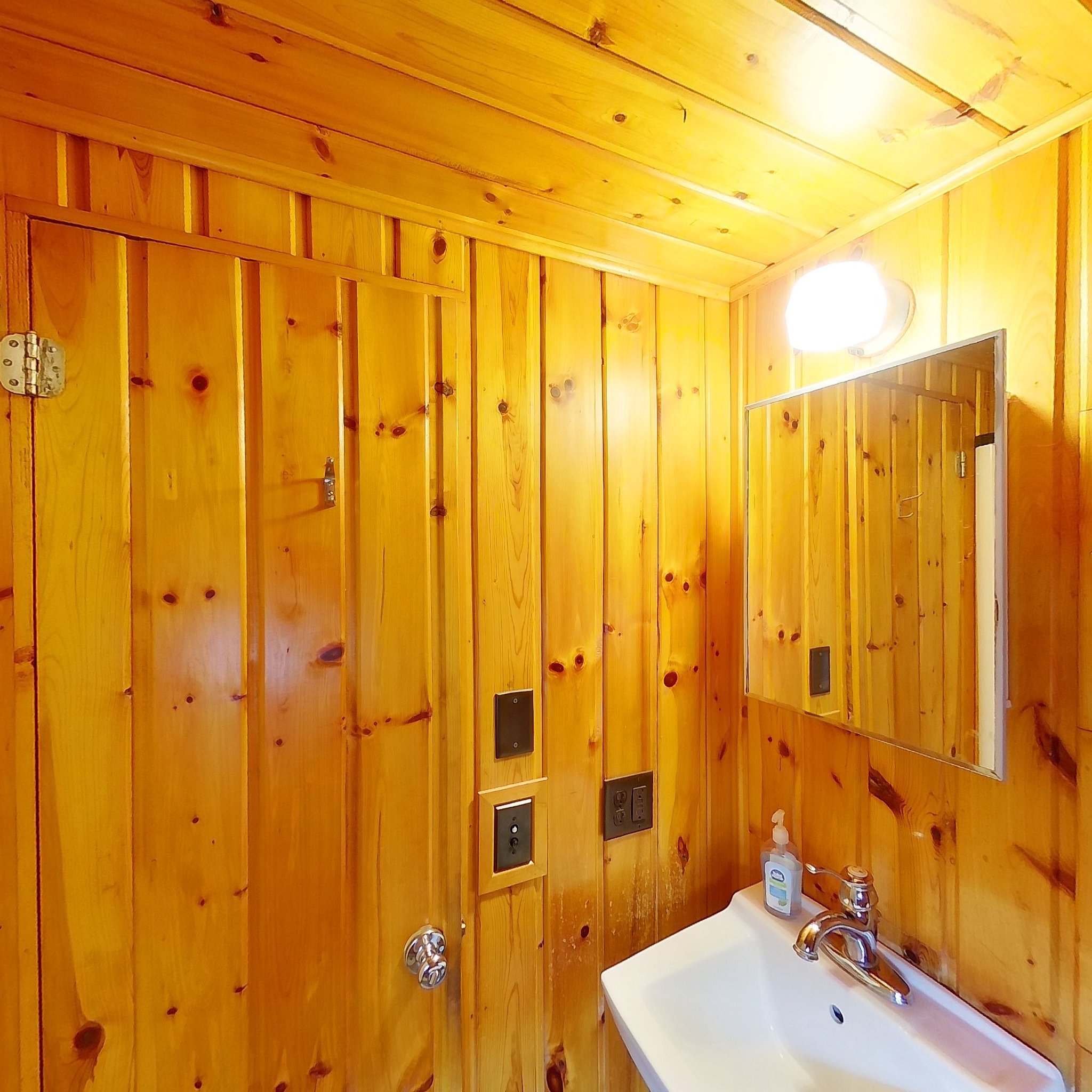 Cabin 12 Bathroom.jpg