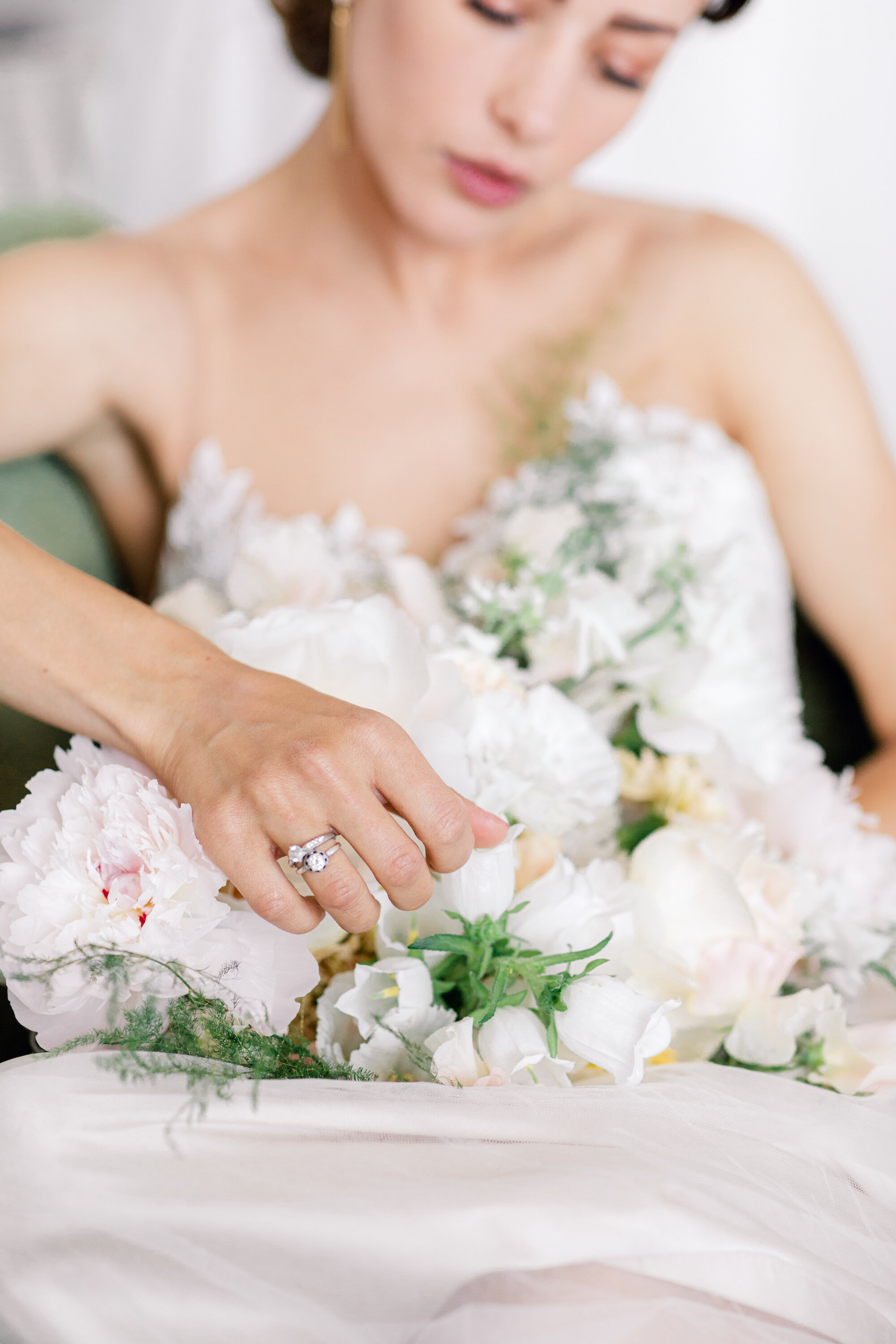 Aeipathy-studio-copenhagen-florist-bryllups-romantic-wedding-tablescape-sheryl-yip-bridal-gown.jpg