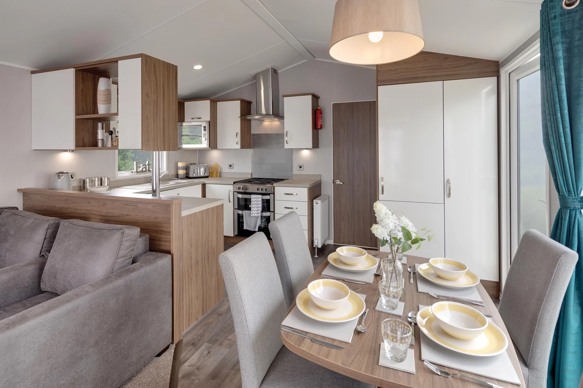 Integrated fridge/freezer & ample storage