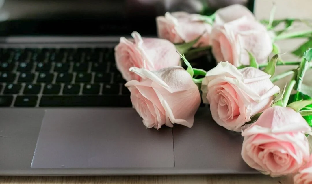 pic+-+laptop+and+flowers+%282%29.jpg