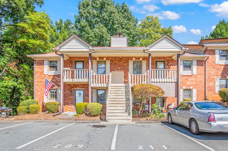 211 Olde Vineyard Court-1.jpg