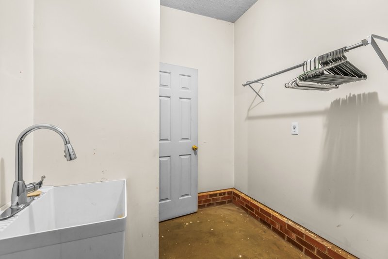 1122 Red Oak Drive-44.jpg