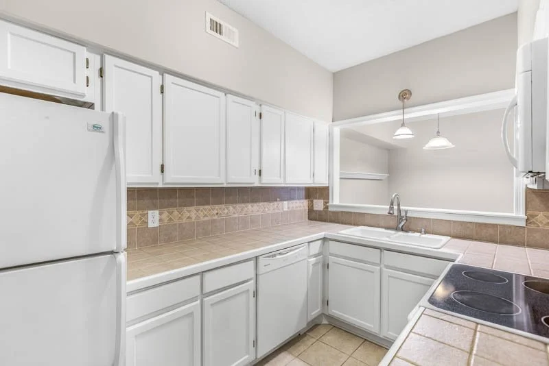 326 Meadows Circle-12.jpg