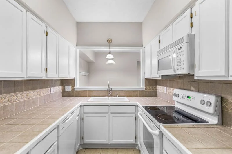 326 Meadows Circle-13.jpg