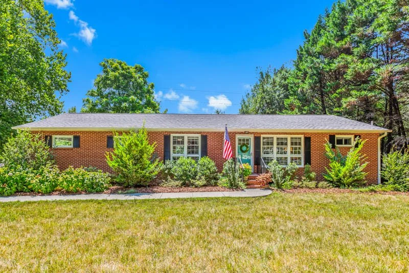 541 Robbins Road-1.jpg