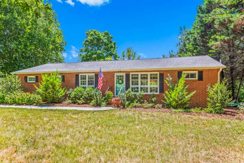 541 Robbins Road-3.jpg