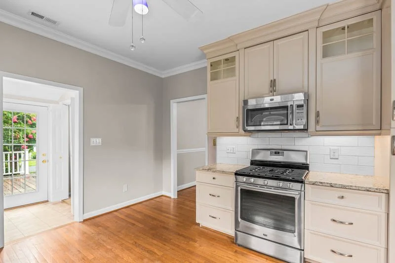 435 Lynhaven Drive-16.jpg