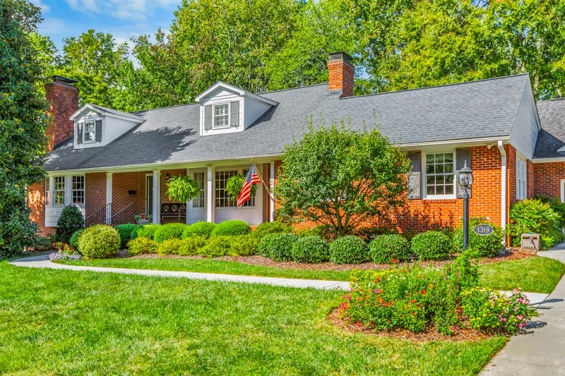 1319 Robinhood Road-2.jpg