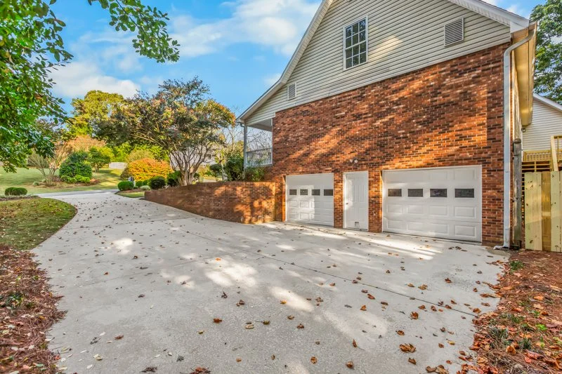 389 Christine Court-3.jpg