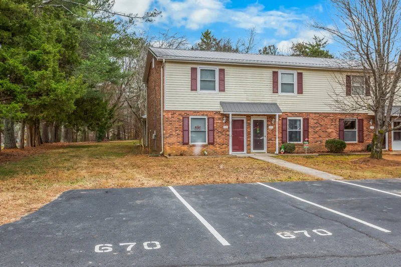 670 Cedarbrook Court-1.jpg