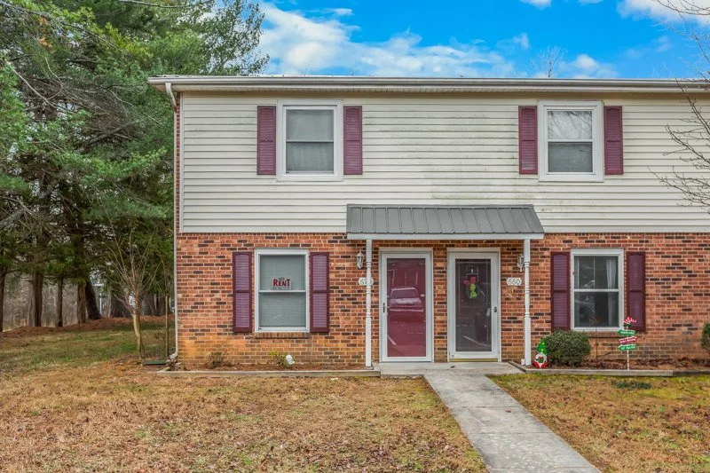 670 Cedarbrook Court-2.jpg