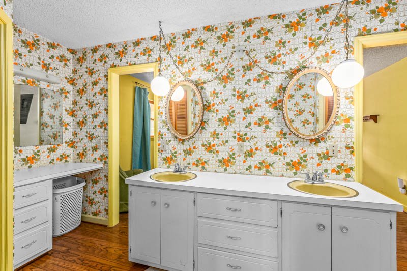 490 Riverwood Drive-17.jpg