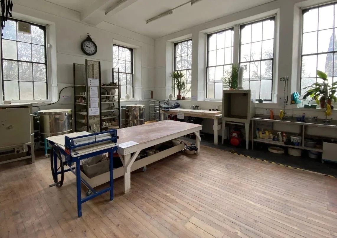 Résidence de création au Edinburgh Ceramics Workshop en Écosse en avril 2026 - création d'un corpus d'oeuvres avec la terre locale, enregistrement de sons d'atelier et workshops offert à la communauté sur le façonnage au colombin et la transformation