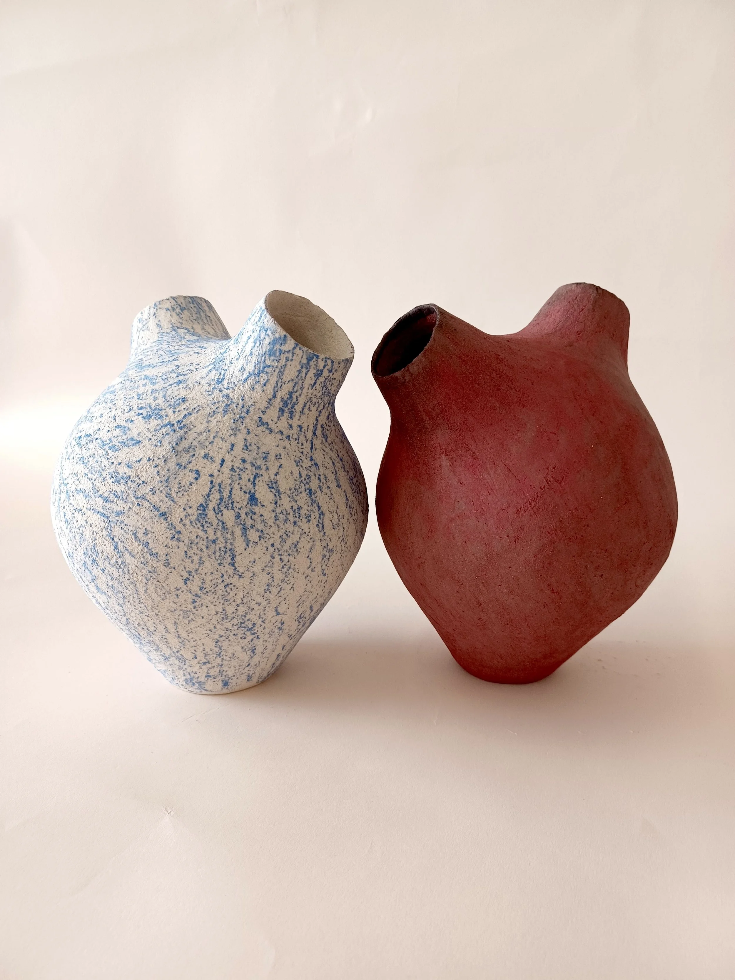 De nouvelles pièces de la série «Coeurs» sont disponibles à la Galerie La Guilde à Montréal et à la galerie-boutique du Musée Gardiner de la céramique à Toronto. 
Galerie La Guilde 
www.laguilde.com
Musée Gardiner de la céramique  
www.gardinermuseum